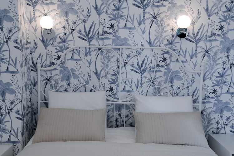 Apartament cu tapet floral
